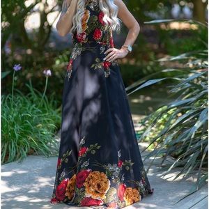 Size M maxi dress. Only worn once!